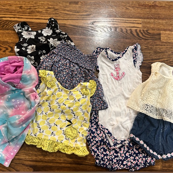 Girls 2T bundle - Picture 1 of 2